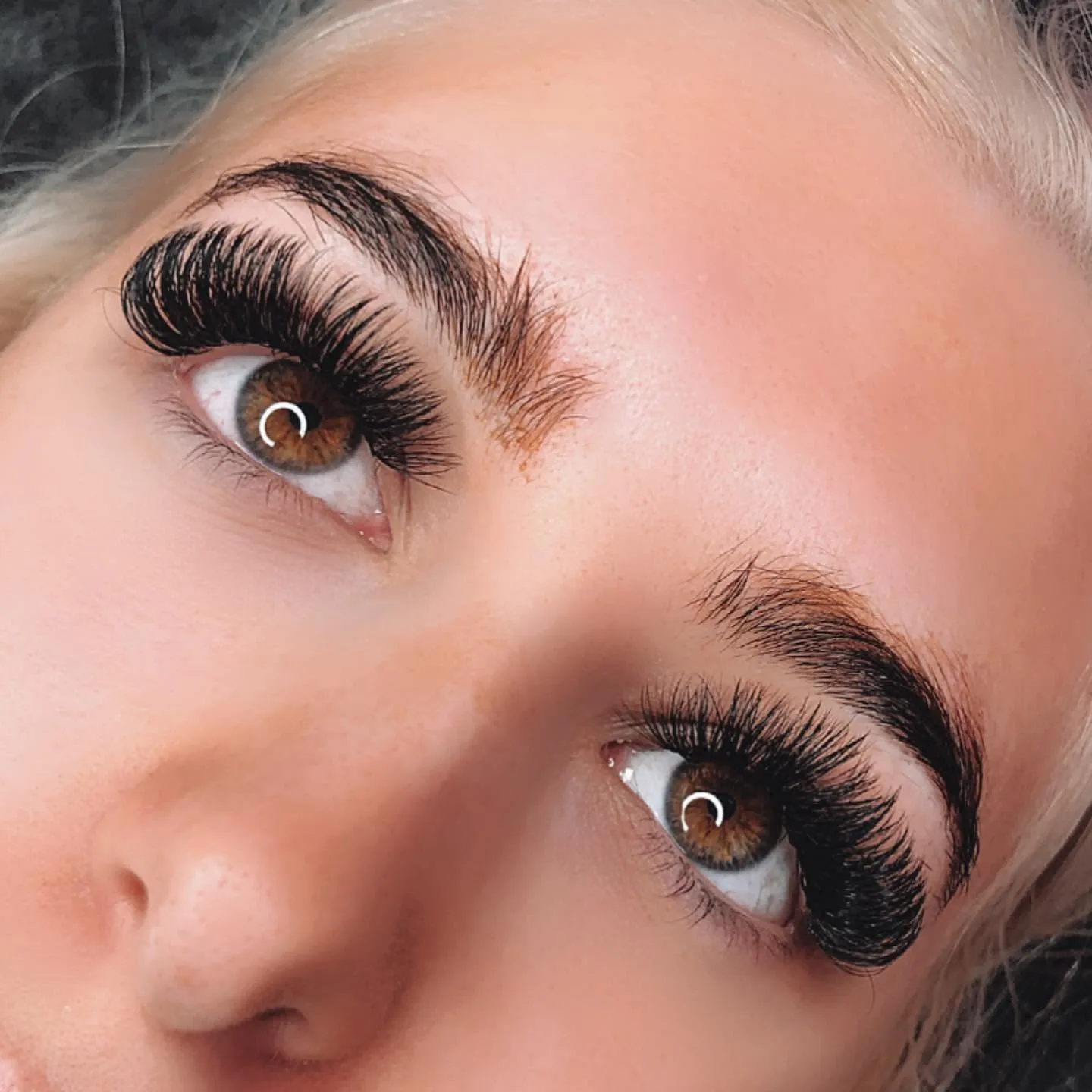 Full volume lash set on brown eyes — high-definition result