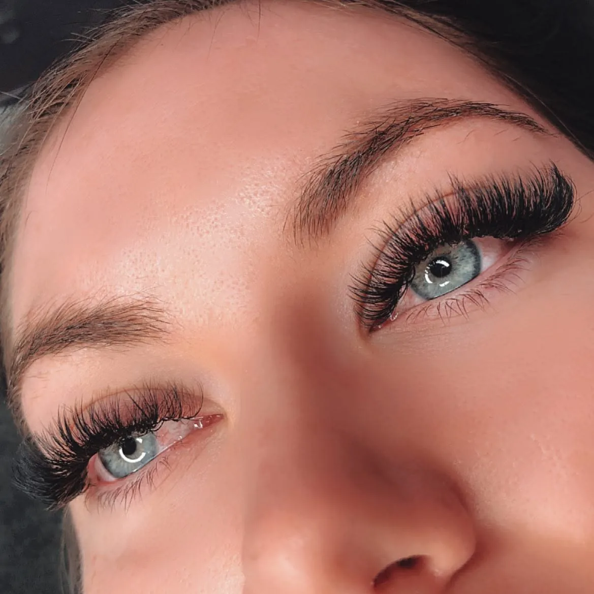 Even volume lash set on blue eyes, freckled complexion